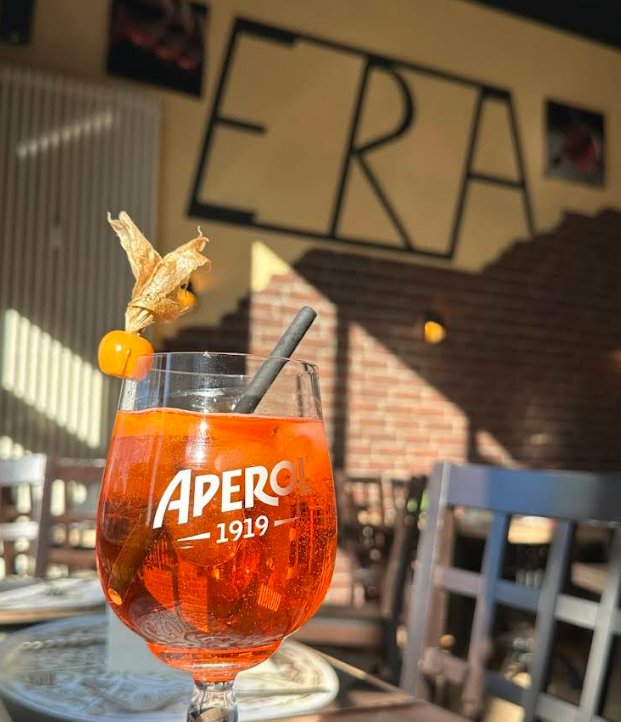 Aperol Spritz vor dem Era Schriftzug