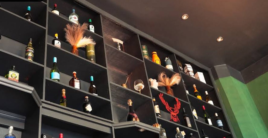 Flaschenregal der Era Bar