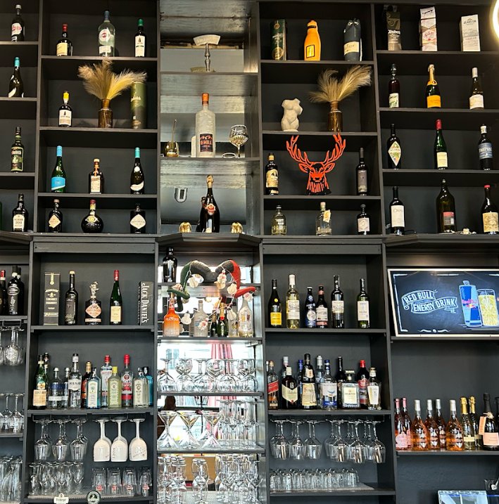 Gut sortierte Bar im Era