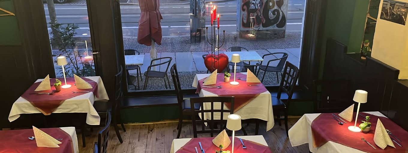Bar und Innenraum bei Kerzenlicht