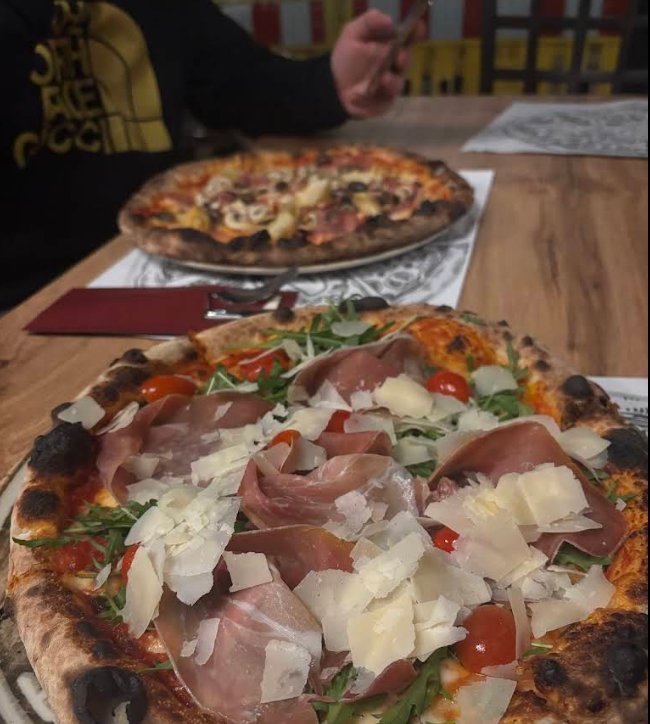Pizza mit Rohschinken und Grana